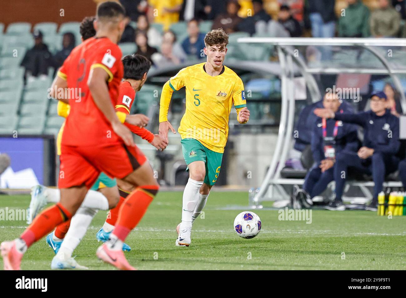 Adelaide Oval, Adelaide, Australia 10th October2024, International, World Cup Qualification, AFC Australia vs China PR,  Socceroo; Jordan BOS looks to pass into Australia's strikers as he moves down the wing  Credit; Mark Willoughby/ALAMY Live News Stock Photo