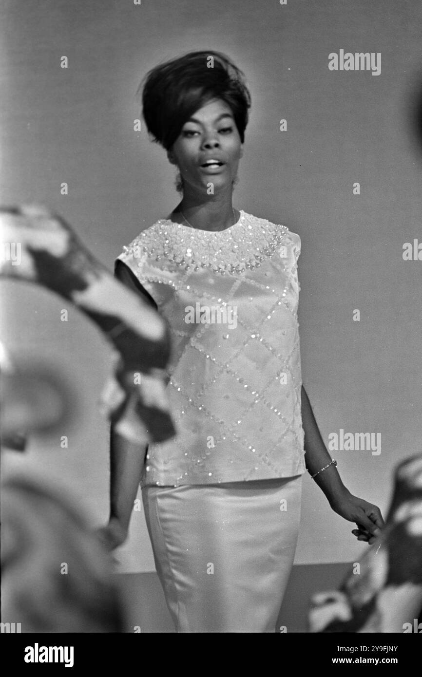 DIONNE WARWICK US singer in May 1964. Photo: Tony  Gale Stock Photo