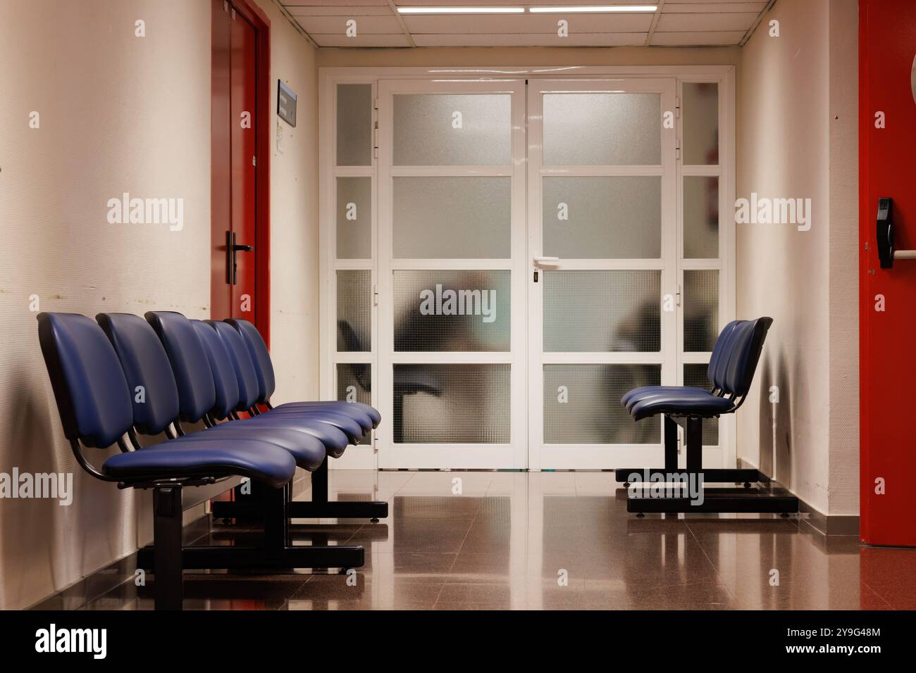 Hospital waiting room hi-res stock photography and images - Alamy