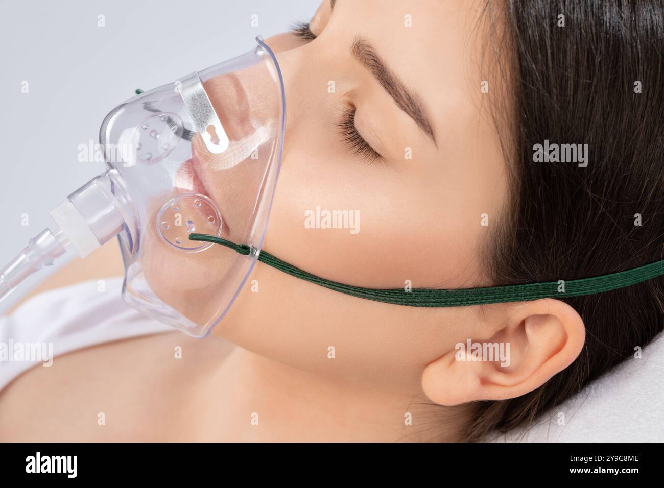 Young beautiful woman with oxygen mask in the hospital Stock Photo - Alamy