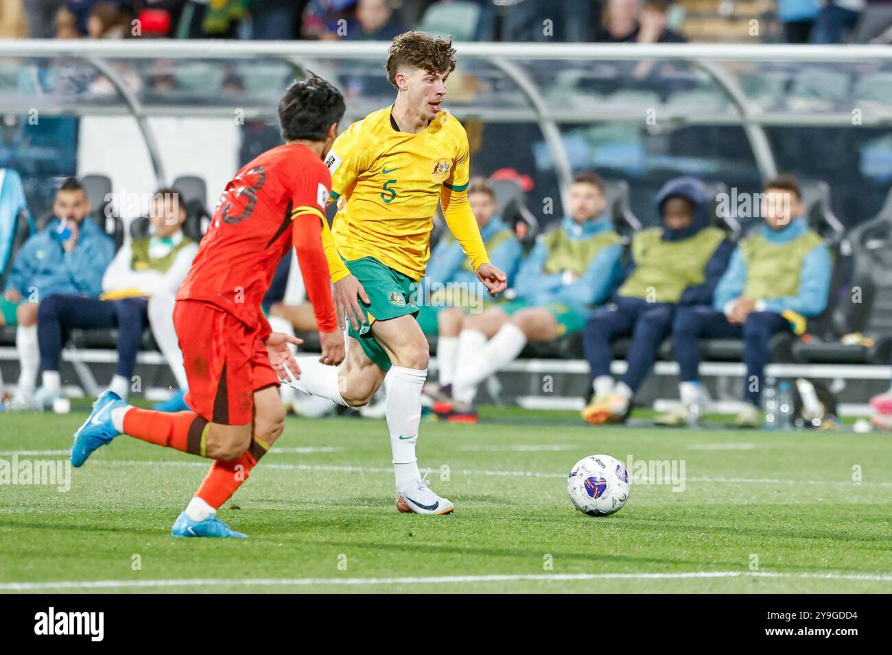 Adelaide Oval, Adelaide, Australia 10th October2024, International, World Cup Qualification, AFC Australia vs China PR,  China PR; Hetao HU pursues Socceroo; Jordan BOS down the wing  Credit; Mark Willoughby/ALAMY Live News Stock Photo