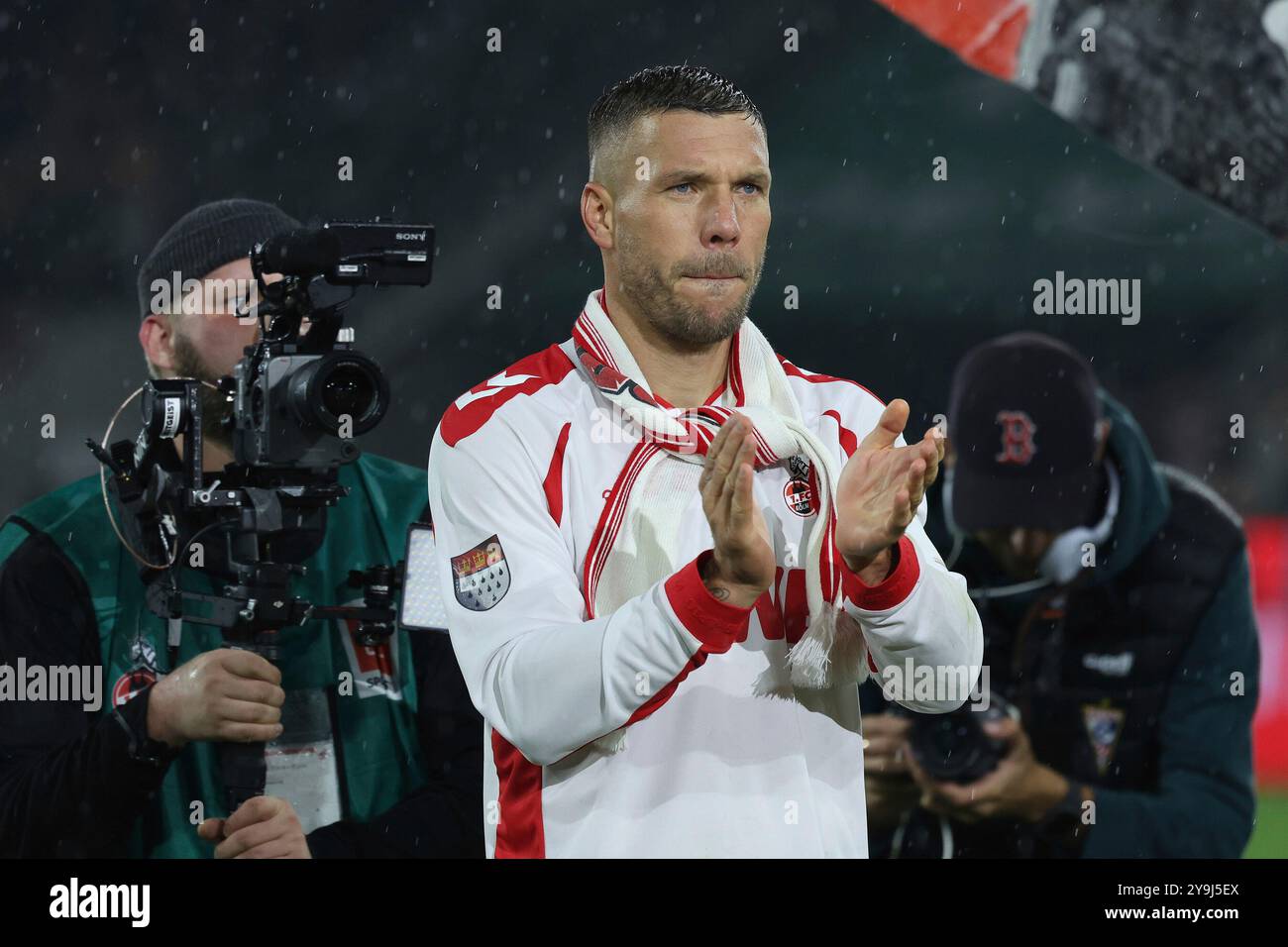 Lukas Podolski emotional Karriereende Foto Career Highlights at a Glance