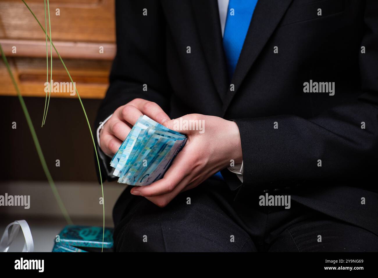 Hands holding and counting bank notes at a celebration Stock Photo - Alamy