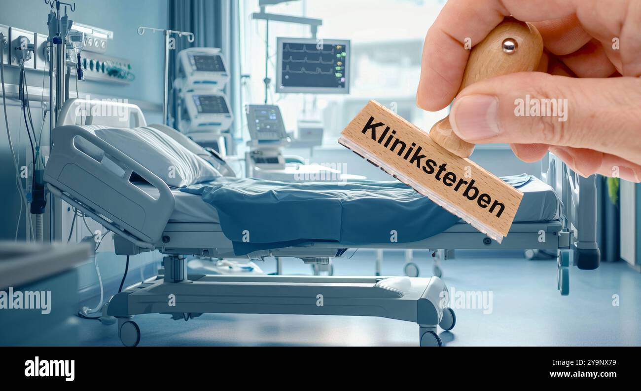 Kliniksterben und Krankenhausreform Ein Holzstempel ist beschriftet mit dem Aufdruck Kliniksterben über dem Bild von einem Krankenzimmer mit Bett in e Stock Photo