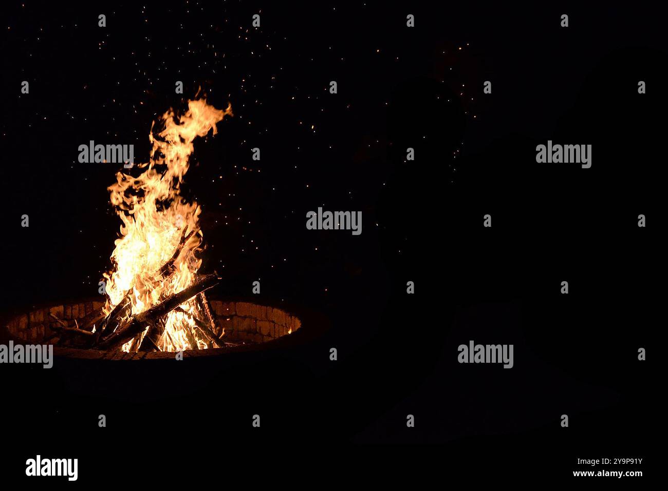 Crackling campfire with sparks flying in the dark night Stock Photo - Alamy
