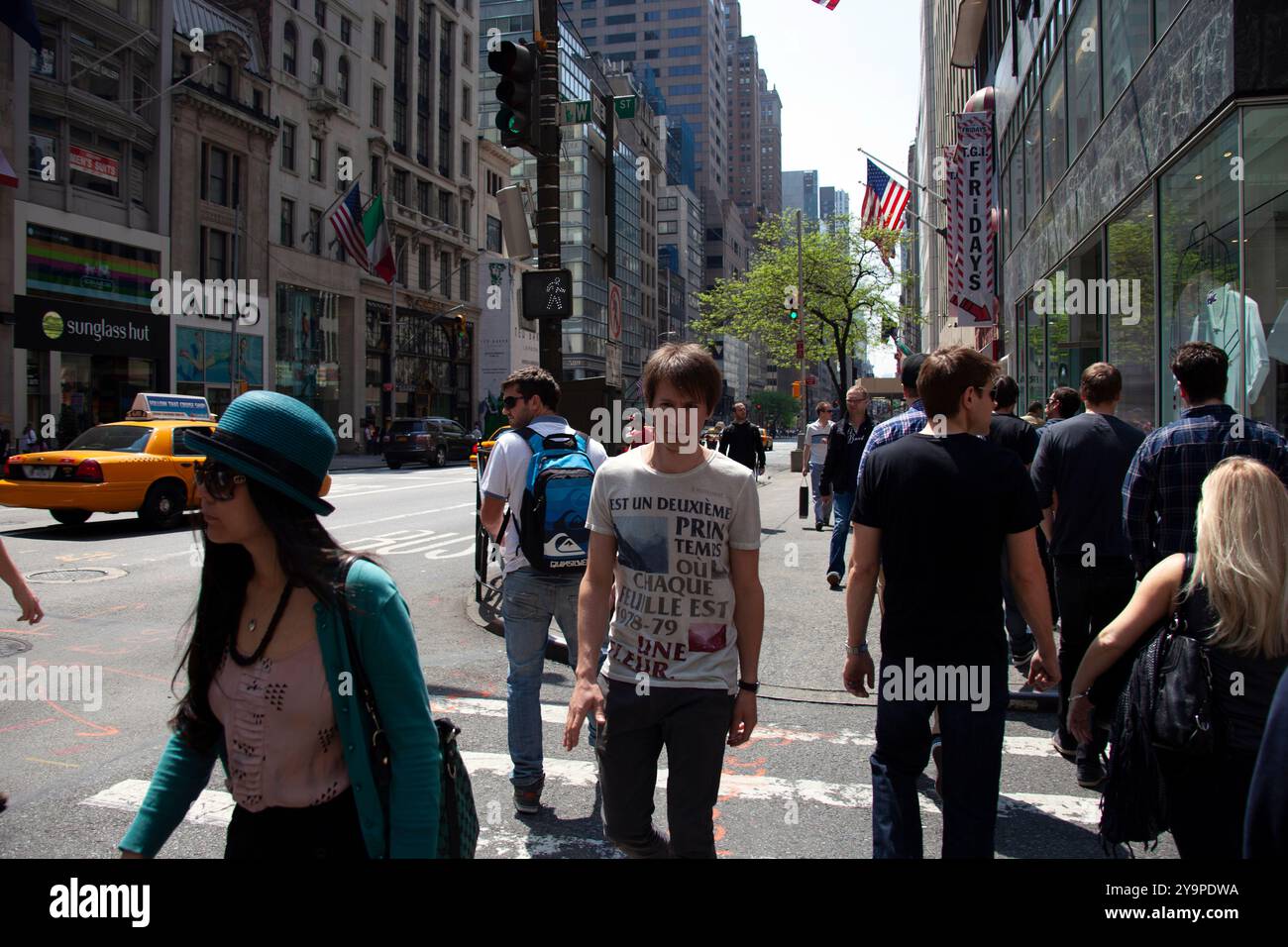 Walking on sidewalk in manhattan hi-res stock photography and images ...