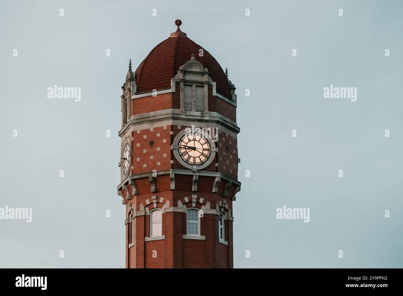 食品・日用品 半額ストア stock hi-res tower clock brick Red photography images and 絵画