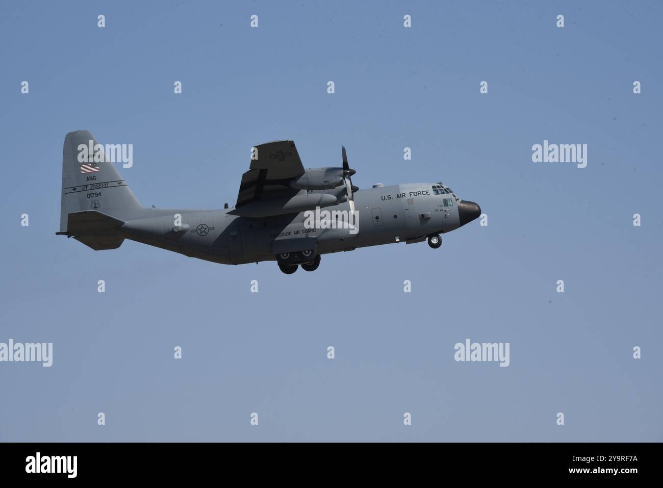 A U.S. Air Force C-130H Hercules aircraft assigned to the 139th Airlift Wing Missouri Air National Guard performs a touch and go at the Sioux City, Io Stock Photo