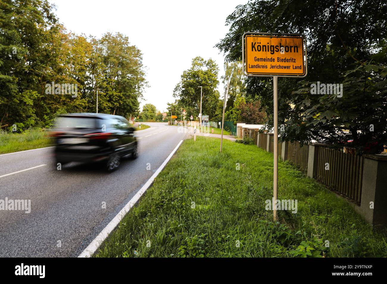 Ortsschild mit Autoverkehr an der Bundesstrasse B184 in Königsborn ...