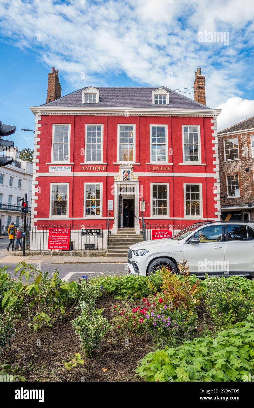 The Red House Antiques, a 300 year old Georgian Town House, formerly lived in my the Mayor of York is now a antique centre the City of York, Yorks. Stock Photo