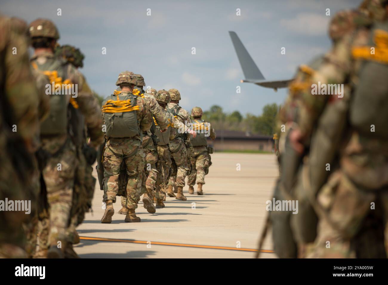 Paratroopers assigned to the 82nd Airborne Division load a C-17 ...
