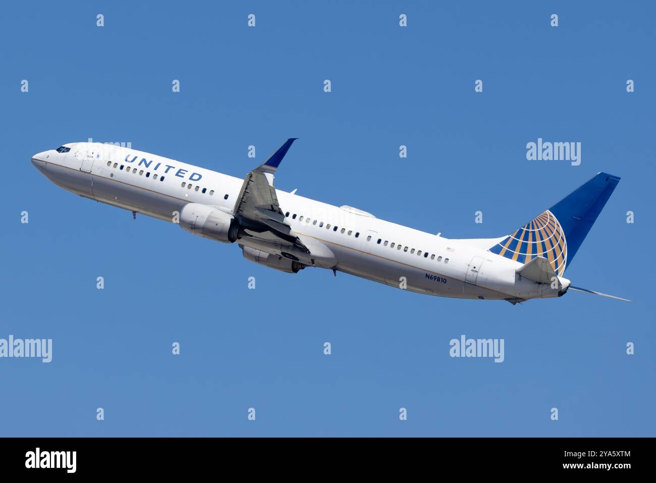 N69810 United Airlines Boeing 737-924ER(WL) Departing Los Angeles International (LAX / KLAX) Stock Photo