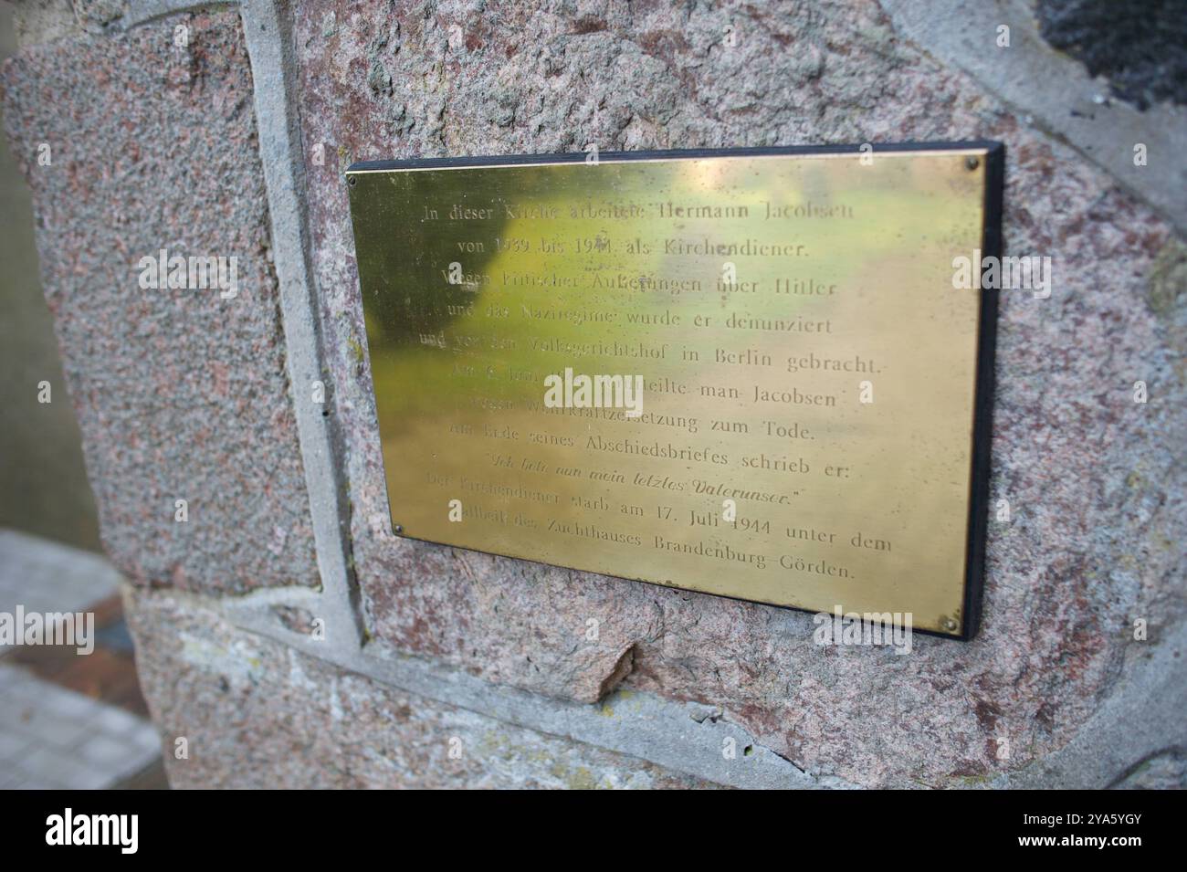 Satrup, Kreis Schleswig-Flensburg Die St.-Laurentius-Kirche in Satrup, ein Backsteingebäude aus dem 13. Jahrhundert. Im Eingangsbereich eine Gedenktafel zu Ehren des Satruper Kirchendieners Hermann Jacobsen. Der am 13. Dezember 1890 in Estrupfeld Geborene wurde in der NS-Zeit von einer Satruper Frau aus persönlicher Rachsucht denunziert. Jacobsen wurde vom Volksgerichtshof 1944 zum Tode verurteilt und im Zuchthaus Brandenburg-Görden am 17. Juli 1944 hingerichtet. Aufnahme vom 12.10.2024 *** Satrup, Schleswig Flensburg district The St Laurentius Church in Satrup, a brick building from the 13th Stock Photo