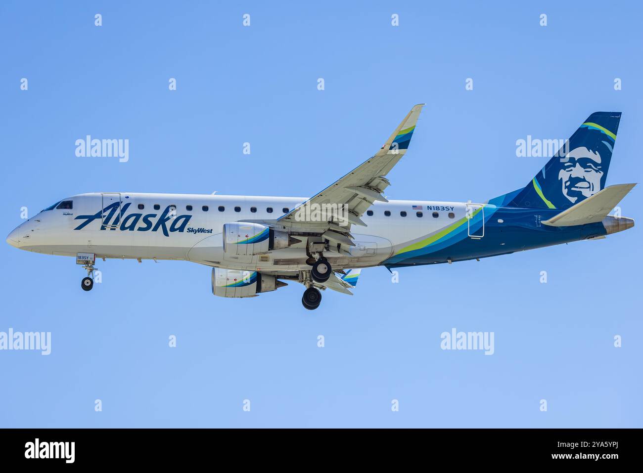 Alaska airlines embraer 175 hi-res stock photography and images