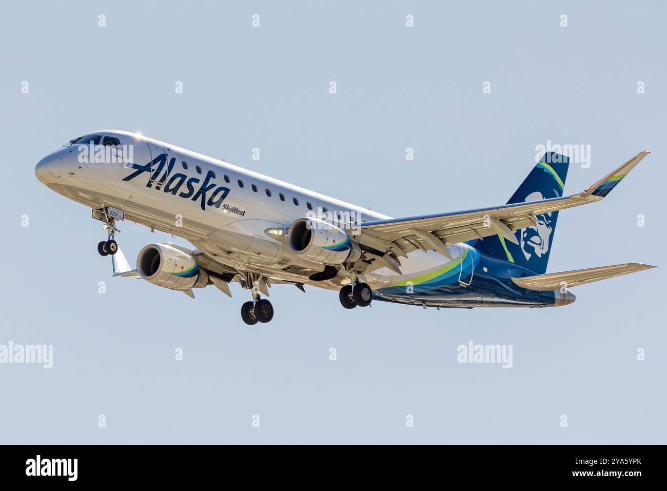 Alaska airlines embraer 175 hi-res stock photography and images