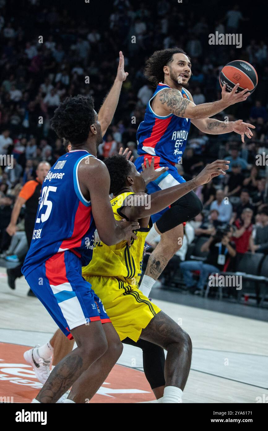 Istanbul, Turkey. 10th Oct, 2024. Shane Larkin (R) of Anadolu Efes and Nigel Hayes Davis (C) of Fenerbahce Beko seen in action during the Turkish Airlines Euroleague week 2 basketball match between Anadolu Efes and Fenerbahce Beko at the Basketball Development Center. Final score; Anadolu Efes 78:83 Fenerbahce. (Photo by Onur Dogman/SOPA Images/Sipa USA) Credit: Sipa USA/Alamy Live News Stock Photo