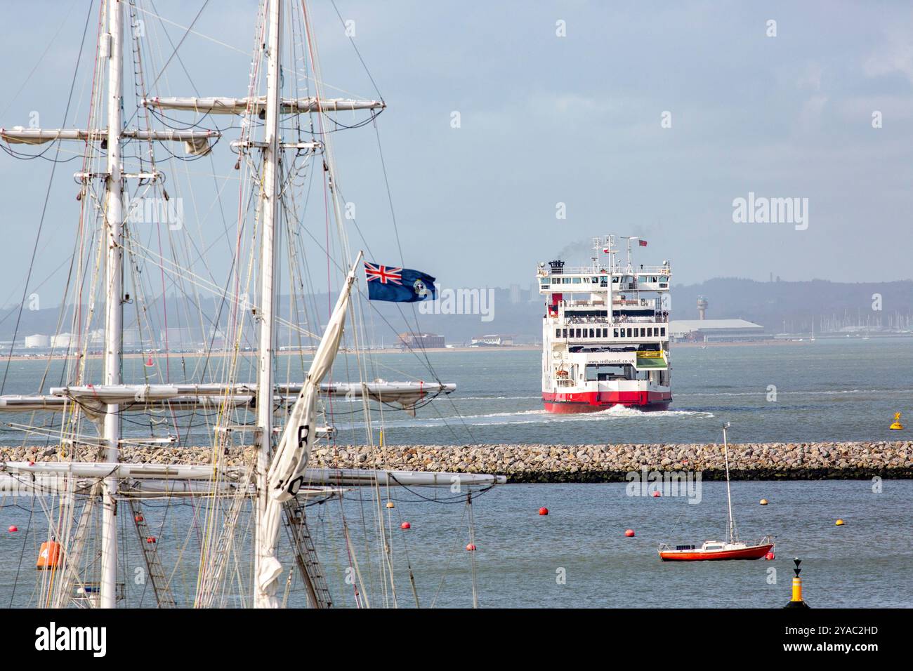 red-funnel-isle-of-wight-ferry-red-osprey-arriving-in-cowes-stock-photo