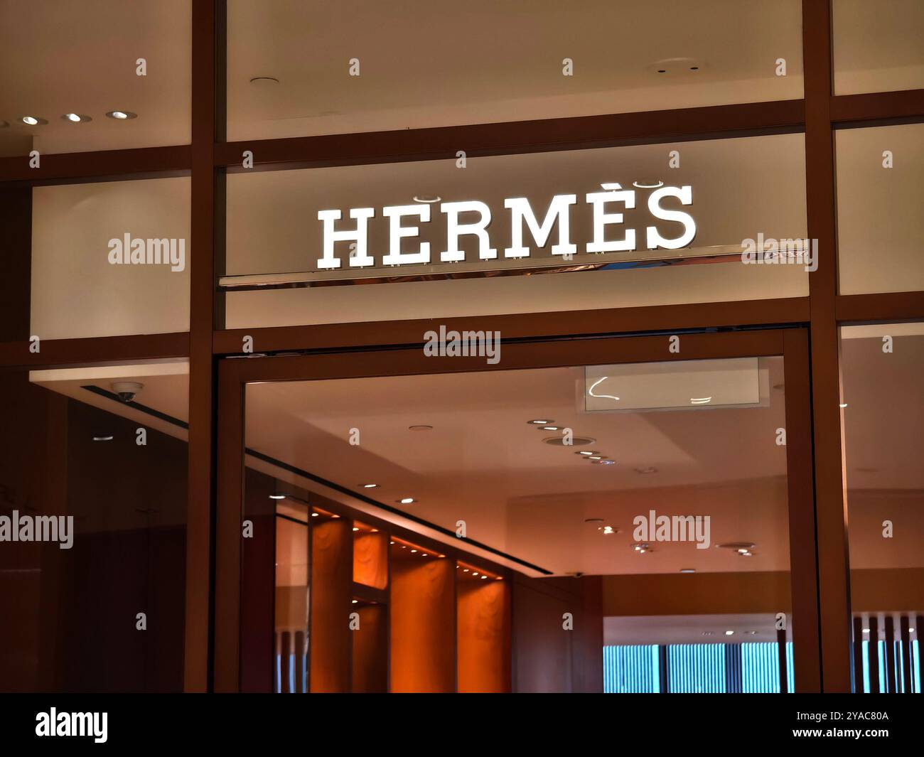 Hermes outlet hi res stock photography and images Alamy