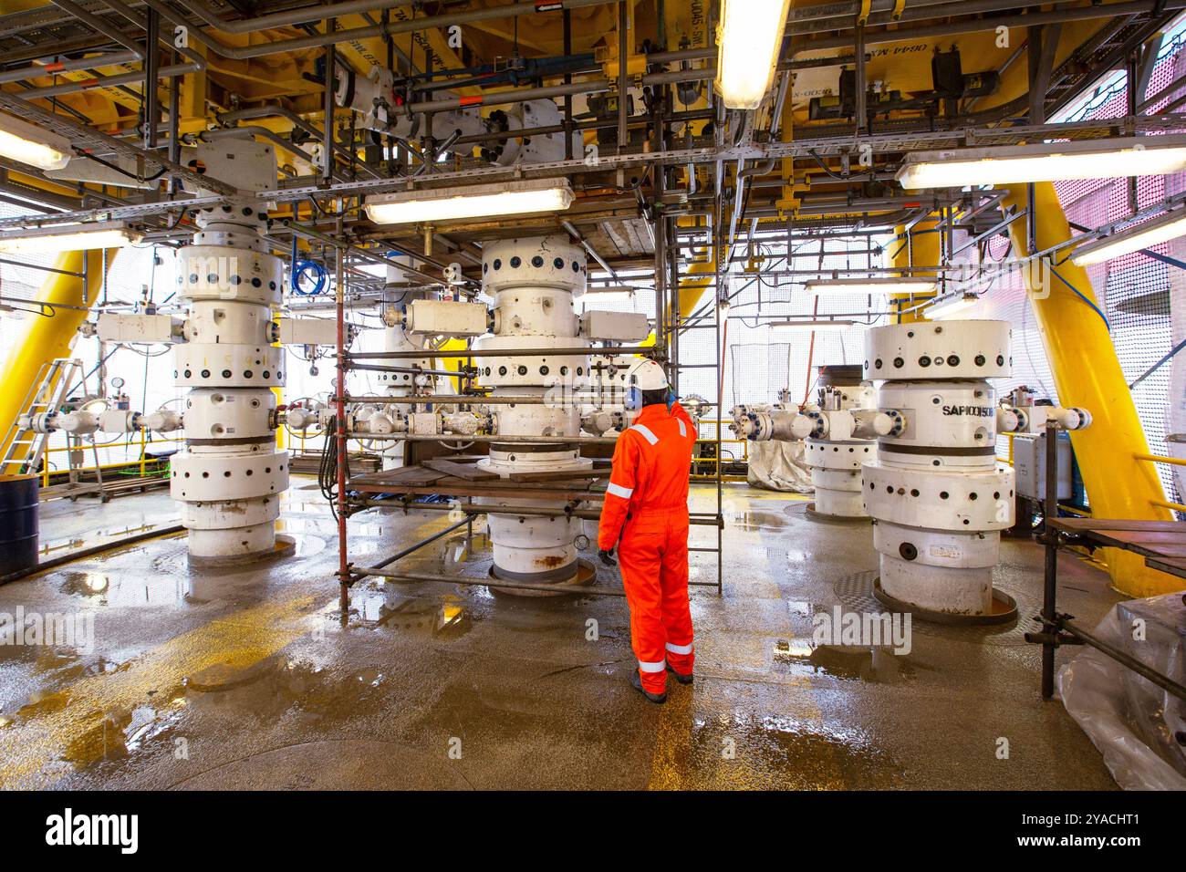 Oil worker on the wellhead deck of a north seas oil rig Stock Photo - Alamy