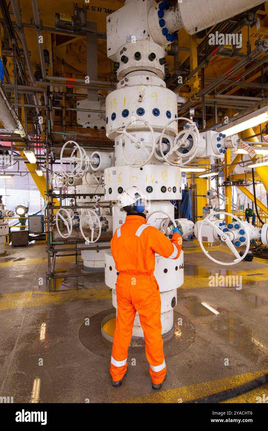 Oil worker on the wellhead deck of a north seas oil rig Stock Photo - Alamy