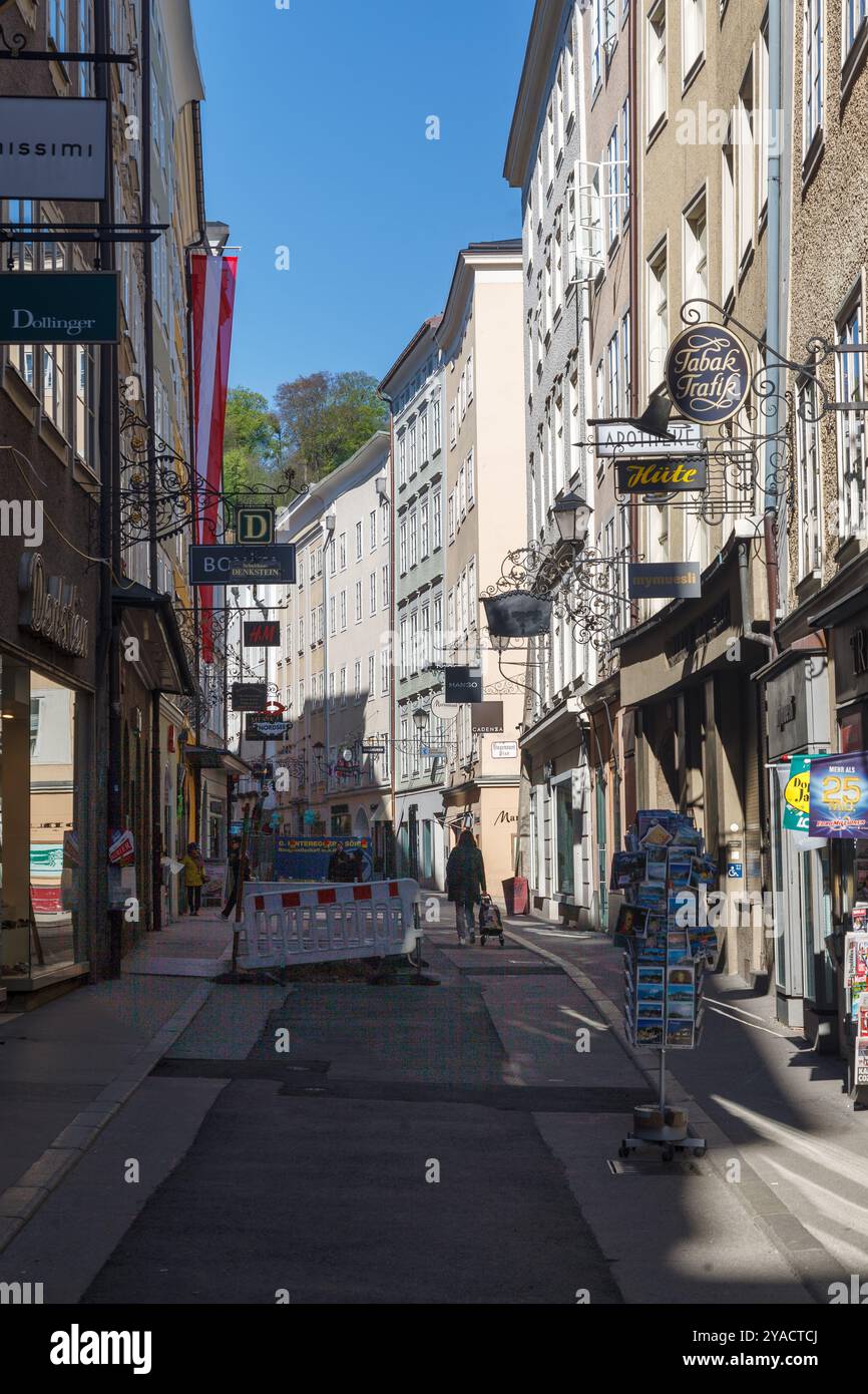 Elegant Getreidegasse shopping street in historic downtown Salzburg ...