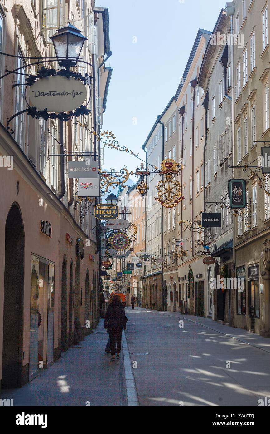 Elegant Getreidegasse shopping street in historic downtown Salzburg ...