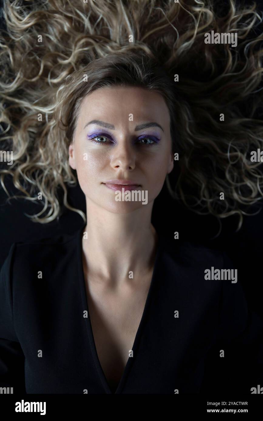 Stunning woman portrait, full of feminity and seduction thru her eyes ...