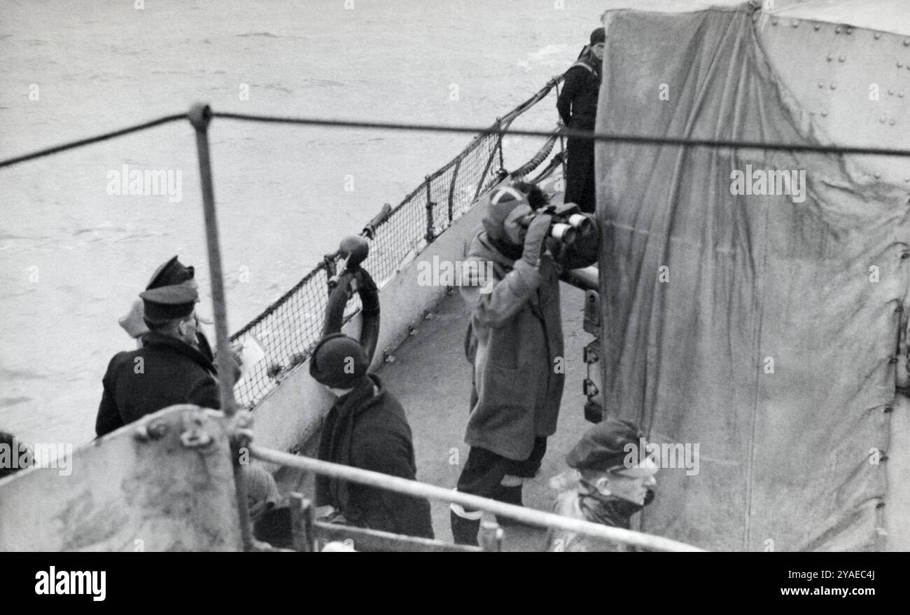 Royal Navy sailors firing 4-inch naval guns on the stern of a Hunt ...