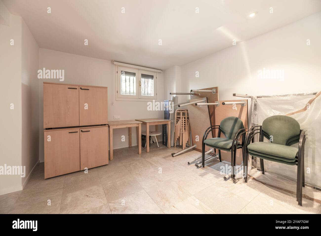 Filing cabinets and shelves: They allow you to organize documents, books and other materials efficiently, keeping the workspace tidy and accessible Stock Photo