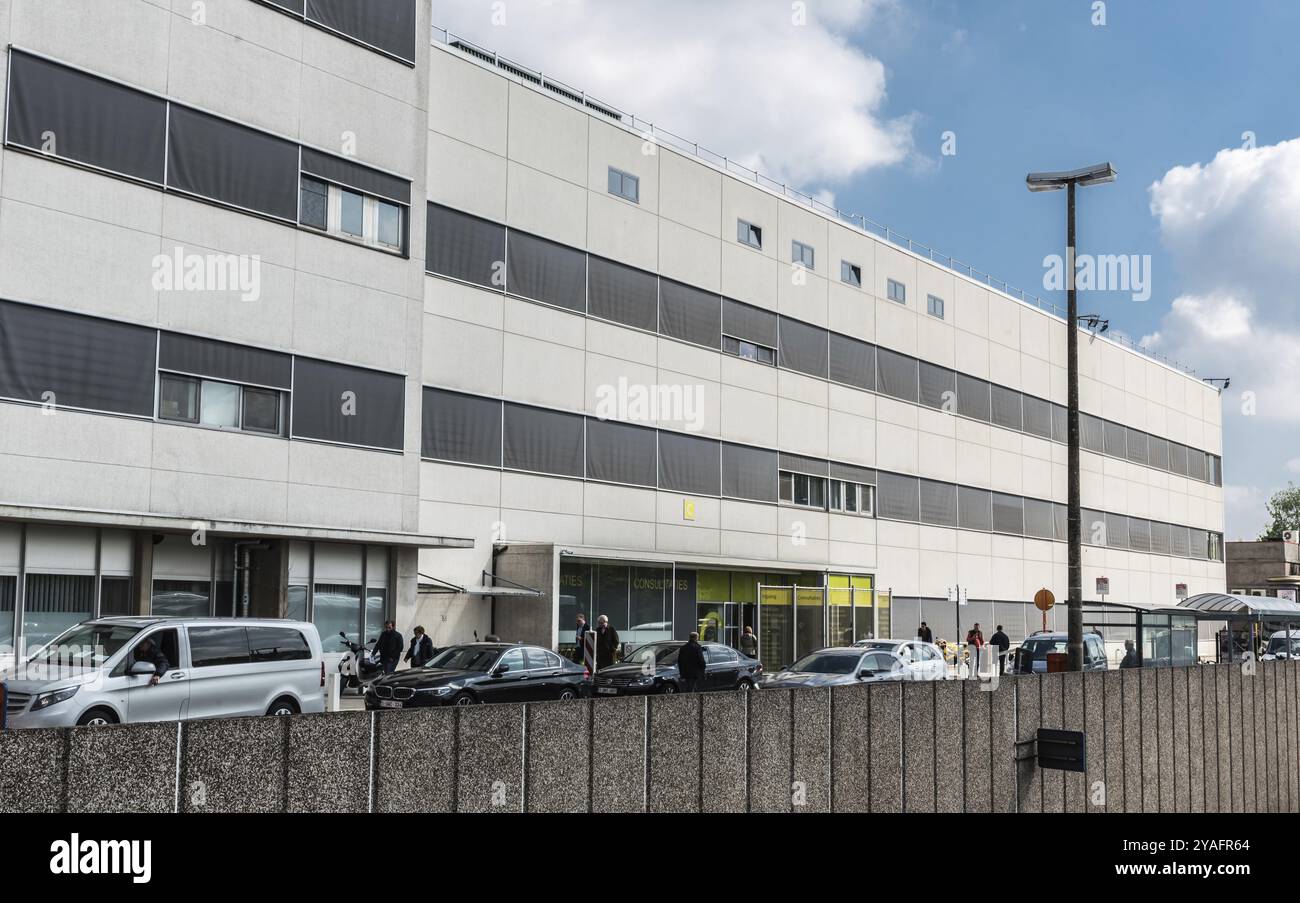 Jette, Brussels, Belgium, 04 28 2019, Patients and visitors walking around the main entrance of the UZ Brussels, the universitary hospital at the Brus Stock Photo