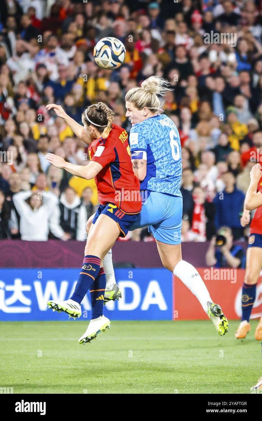 SYDNEY, AUSTRALIA, AUGUST 20: Millie BRIGHT of England and Teresa ABELLEIRA of Spain compete for the ball as Spain plays England in the final of the F Stock Photo