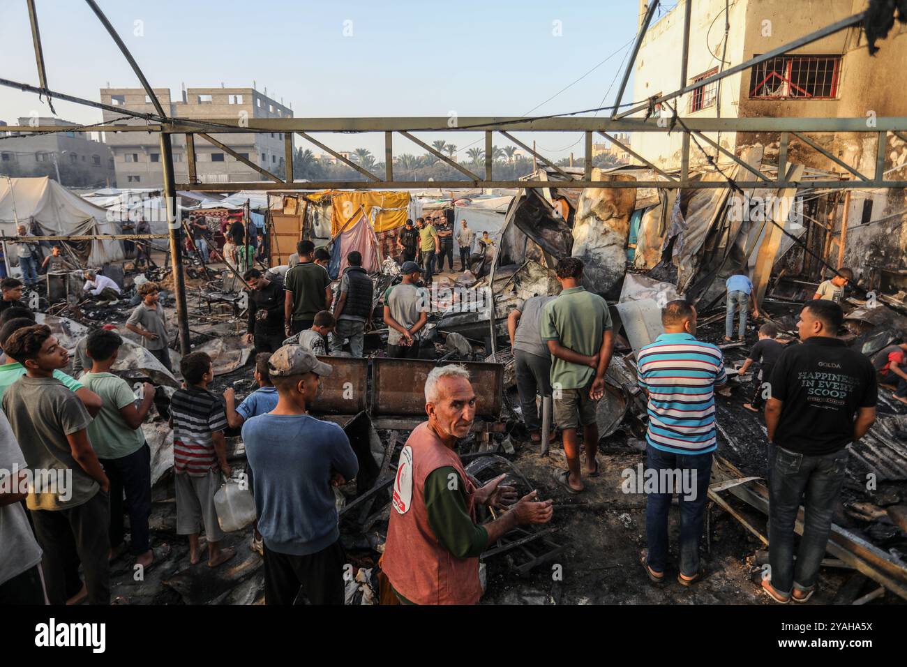 Deir El Balah, Palestinian Territories. 14th Oct, 2024. Palestinians ...
