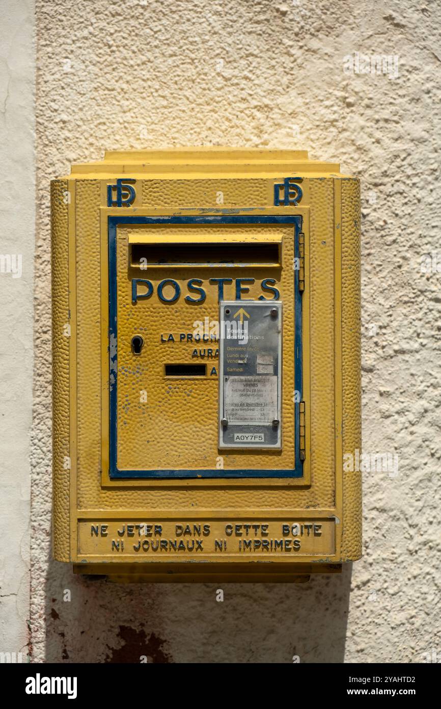 Poste de mode hi-res stock photography and images - Alamy
