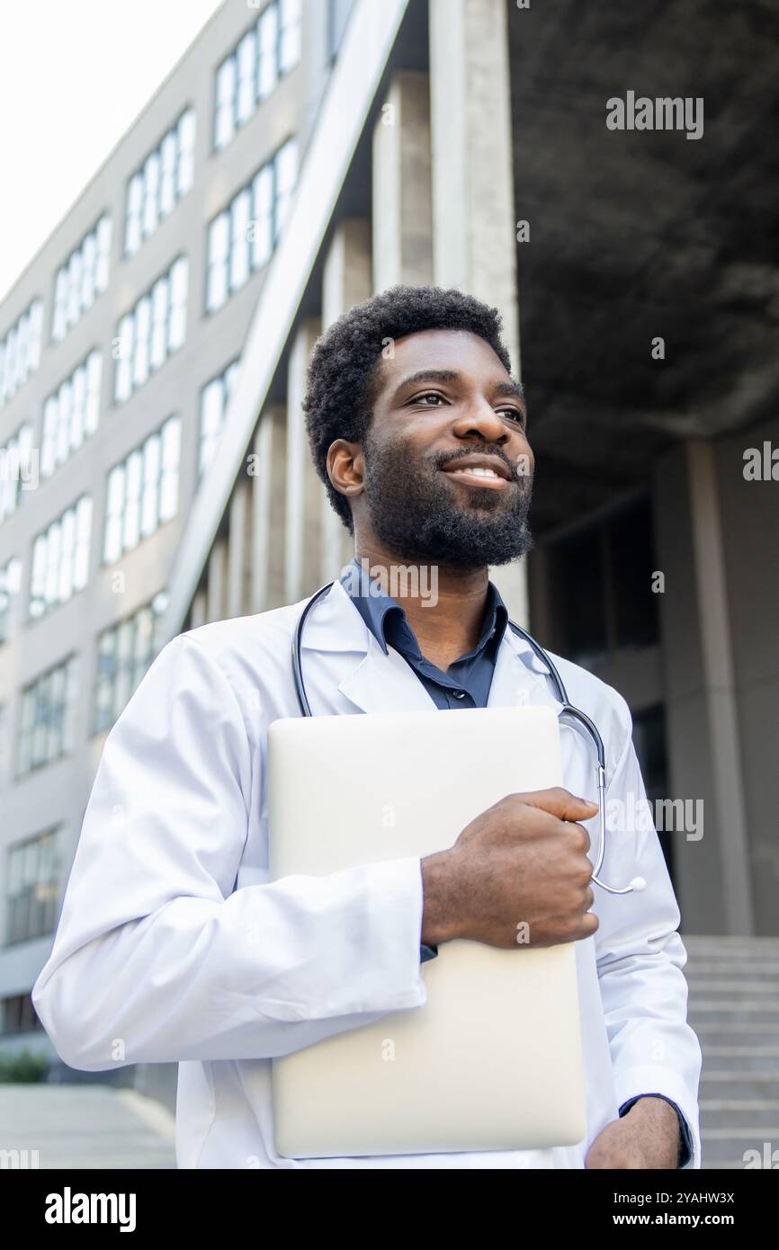 Smiling african american doctor hi-res stock photography and images - Alamy