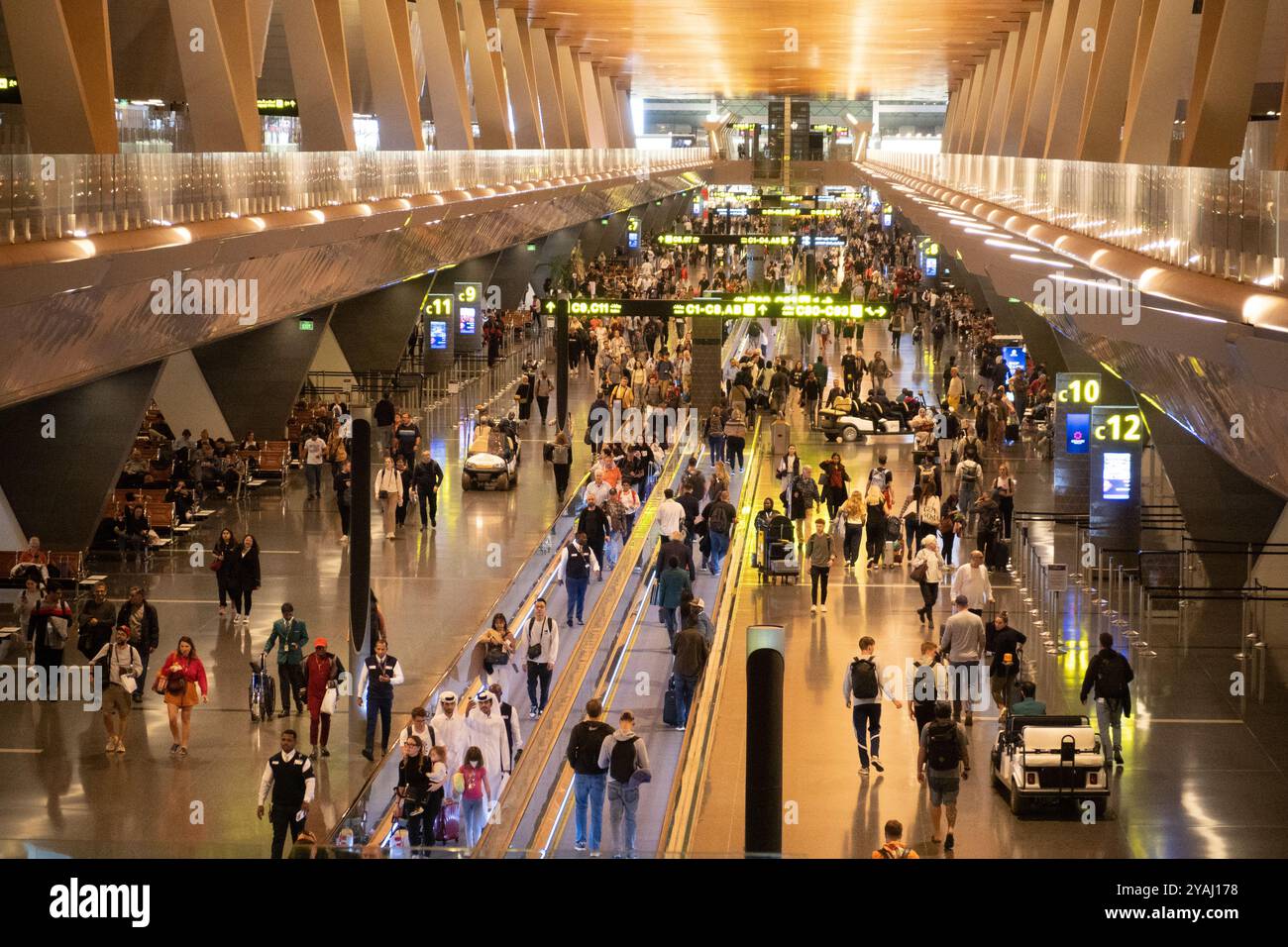 Hamad Reeasi 24.02.2024, Qatar, , Doha - Menschen im Terminal des Hamad ...