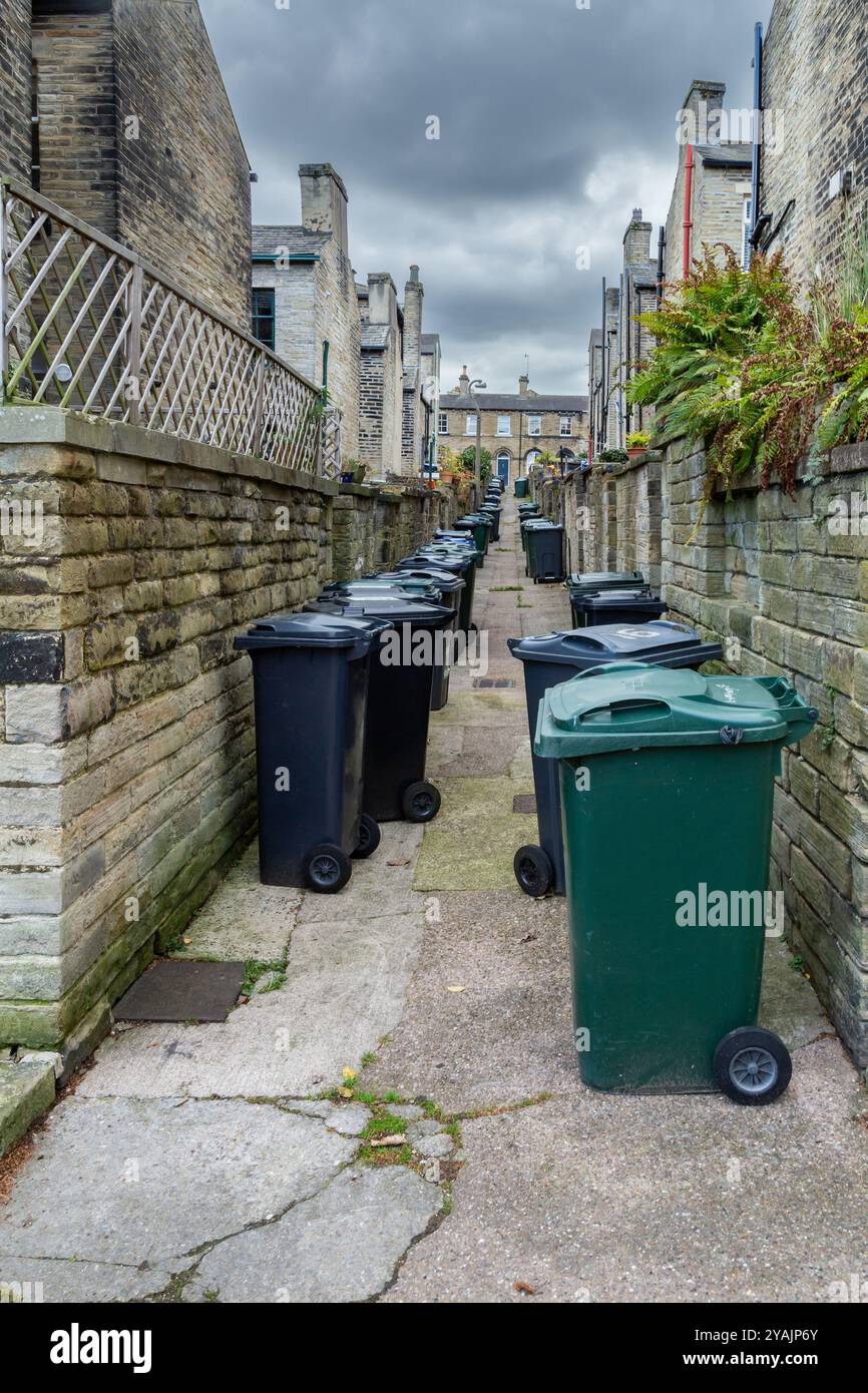 Half sized wheelie bins hi-res stock photography and images - Alamy