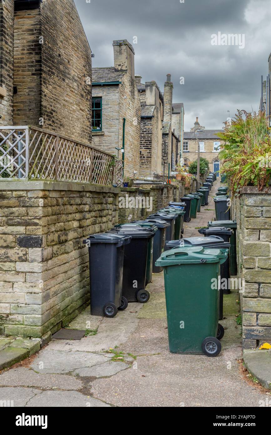Half sized wheelie bins hi-res stock photography and images - Alamy