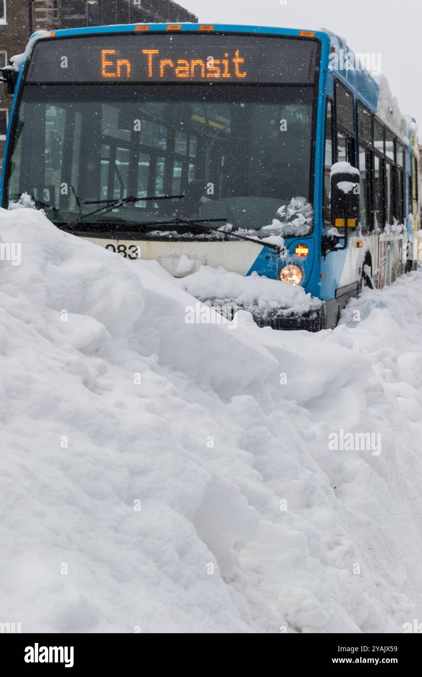 Bus stuck in snow hi-res stock photography and images - Alamy
