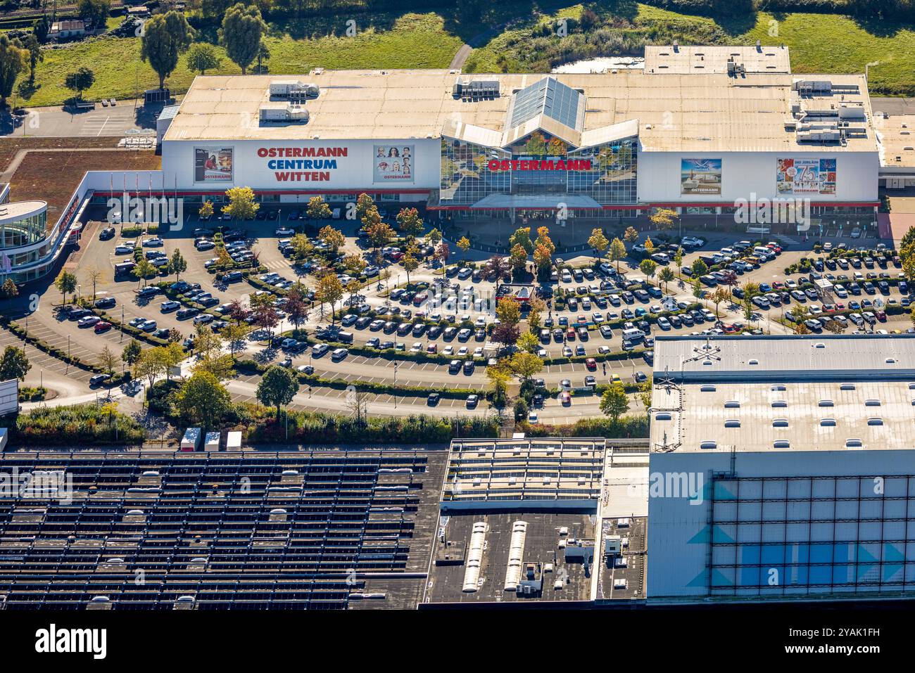 Luftbild, Ostermann Centrum Witten, Einrichtungscentrum und Möbelhaus mit Parkplatzgelände, grafische Formen, Rüdinghausen, Witten, Ruhrgebiet, Nordrhein-Westfalen, Deutschland ACHTUNGxMINDESTHONORARx60xEURO *** Aerial view, Ostermann Centrum Witten