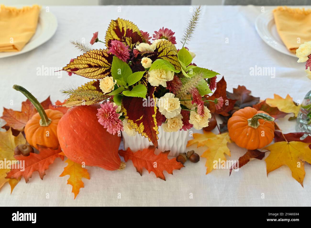 Holiday harvest themed Thanksgiving table centrepiece dinner ...