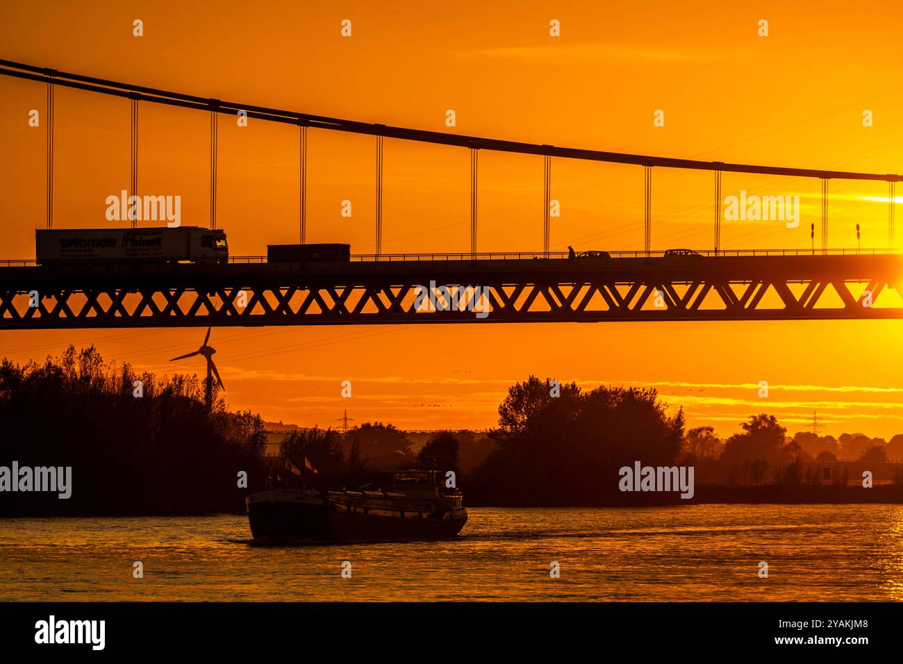 Verkehr auf der Rheinbrücke Emmerich, Bundesstraße B220, Abendlicht, mit 803 m die längste Hängebrücke Deutschlands kurz vor der Niederländischen Grenze, Rheinkilometer 853,2 sie ist die nördlichste deutsche Rheinbrücke, NRW, Deutschland Rheinbrücke Emmerich *** Traffic on the Rhine bridge Emmerich, federal road B220, evening light, with 803 m the longest suspension bridge in Germany shortly before the Dutch border, Rhine kilometer 853.2 it is the northernmost German Rhine bridge, NRW, Germany Rhine bridge Emmerich Stock Photo