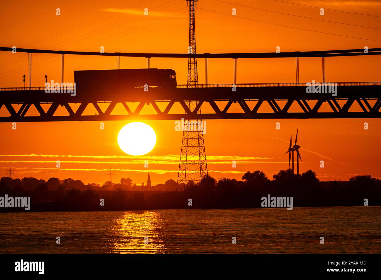 Verkehr auf der Rheinbrücke Emmerich, Bundesstraße B220, Abendlicht, mit 803 m die längste Hängebrücke Deutschlands kurz vor der Niederländischen Grenze, Rheinkilometer 853,2 sie ist die nördlichste deutsche Rheinbrücke, NRW, Deutschland Rheinbrücke Emmerich *** Traffic on the Rhine bridge Emmerich, federal road B220, evening light, with 803 m the longest suspension bridge in Germany shortly before the Dutch border, Rhine kilometer 853.2 it is the northernmost German Rhine bridge, NRW, Germany Rhine bridge Emmerich Stock Photo