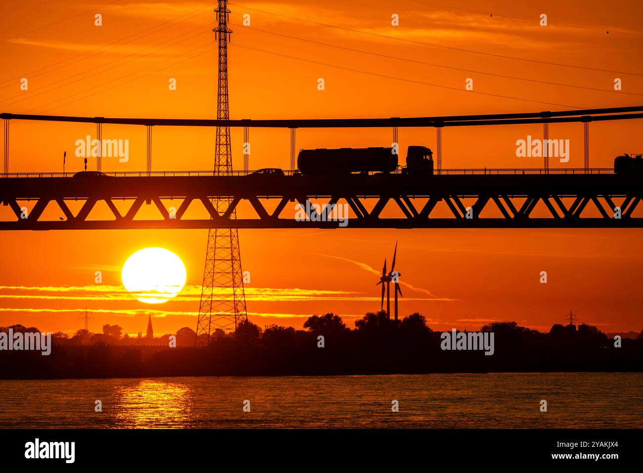 Verkehr auf der Rheinbrücke Emmerich, Bundesstraße B220, Abendlicht, mit 803 m die längste Hängebrücke Deutschlands kurz vor der Niederländischen Grenze, Rheinkilometer 853,2 sie ist die nördlichste deutsche Rheinbrücke, NRW, Deutschland Rheinbrücke Emmerich *** Traffic on the Rhine bridge Emmerich, federal road B220, evening light, with 803 m the longest suspension bridge in Germany shortly before the Dutch border, Rhine kilometer 853.2 it is the northernmost German Rhine bridge, NRW, Germany Rhine bridge Emmerich Stock Photo