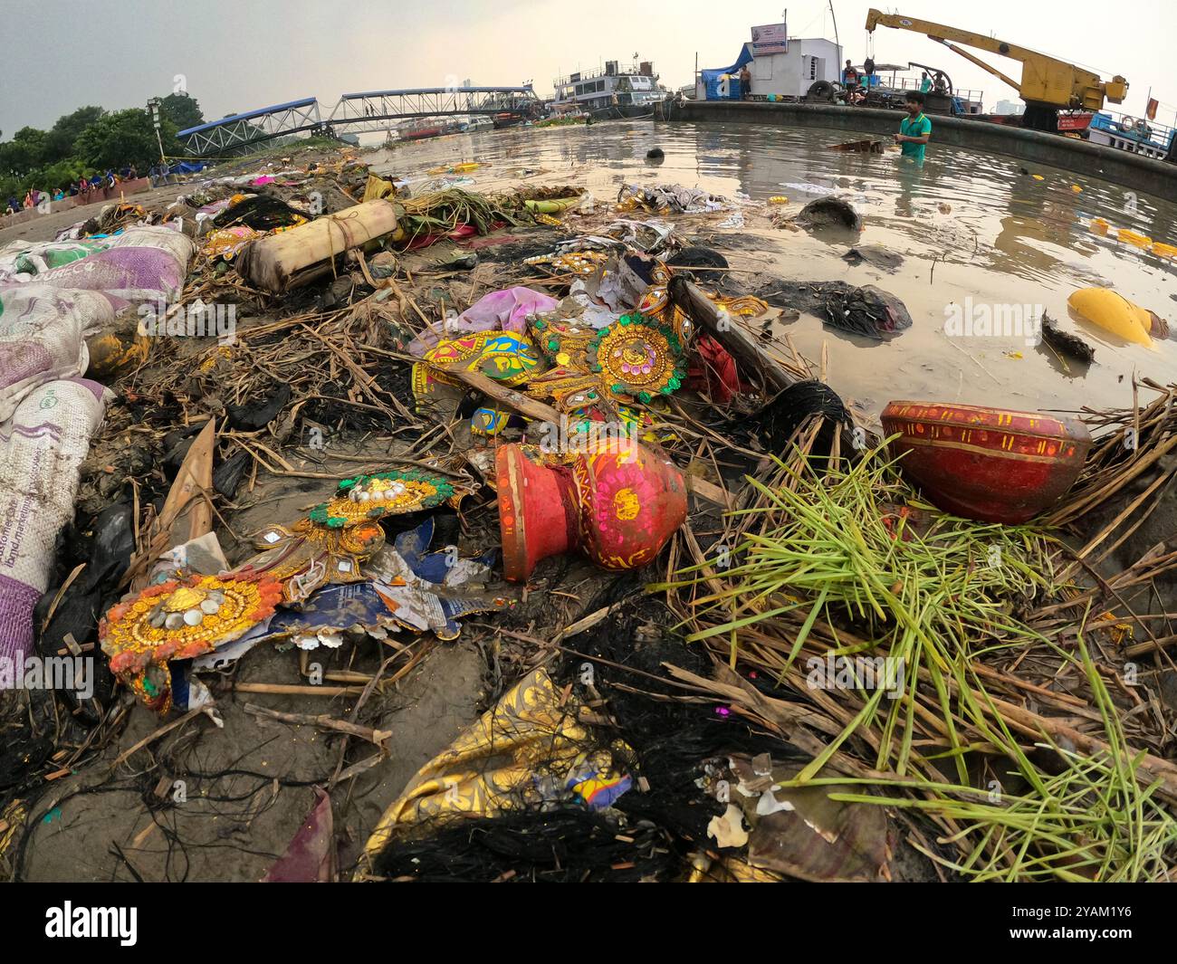 Kolkata, India. 13th Oct, 2024. Rag pickers collect Hindu goddess ...