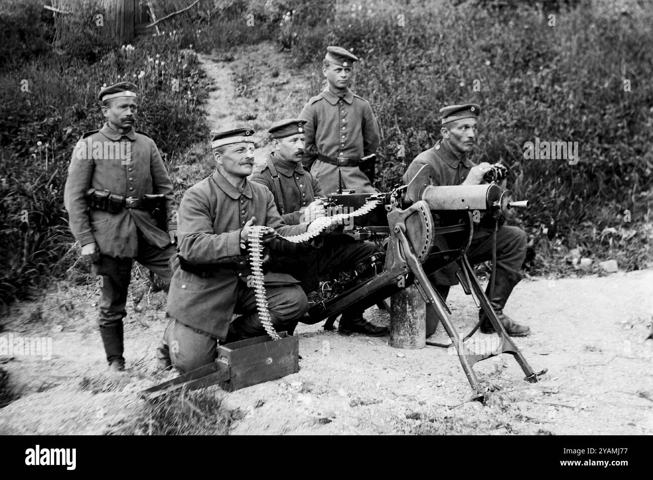 Five soldiers at the machine gun. Machine gun position, World War I ...