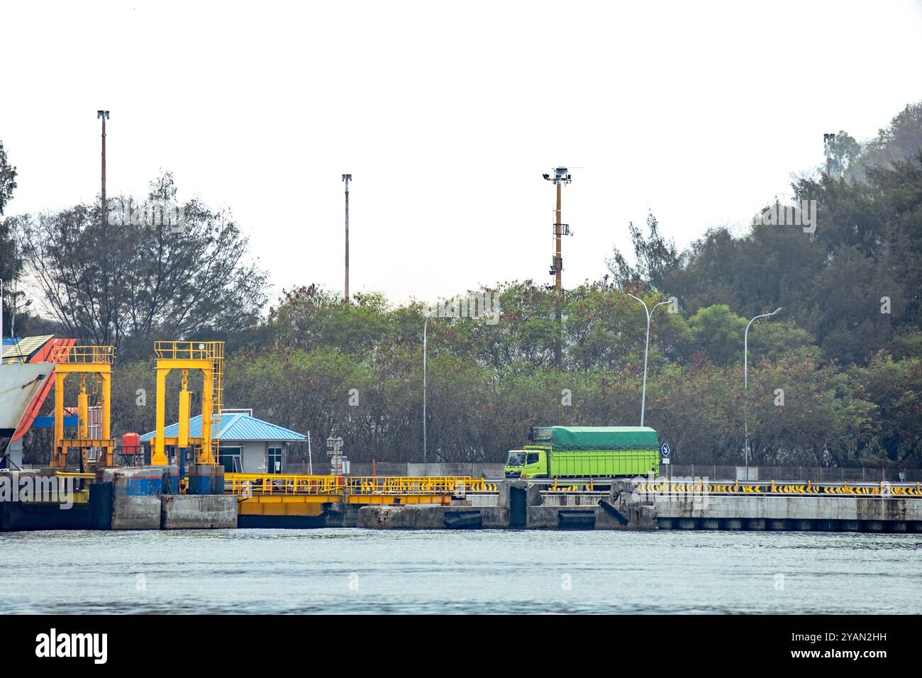 Cargo ship docking in harbor hi-res stock photography and images - Alamy