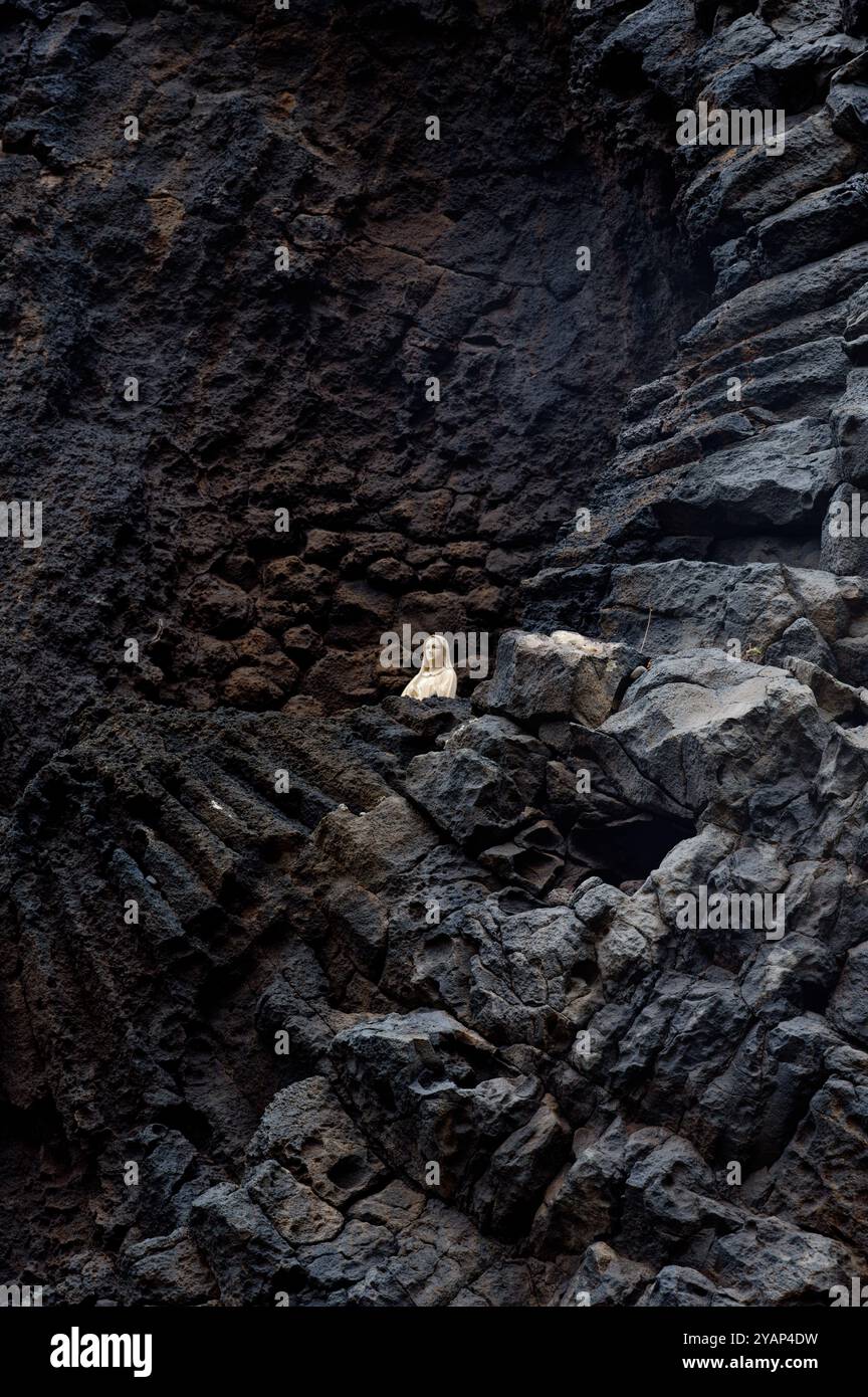 Dark volcanic rocks hi-res stock photography and images - Alamy