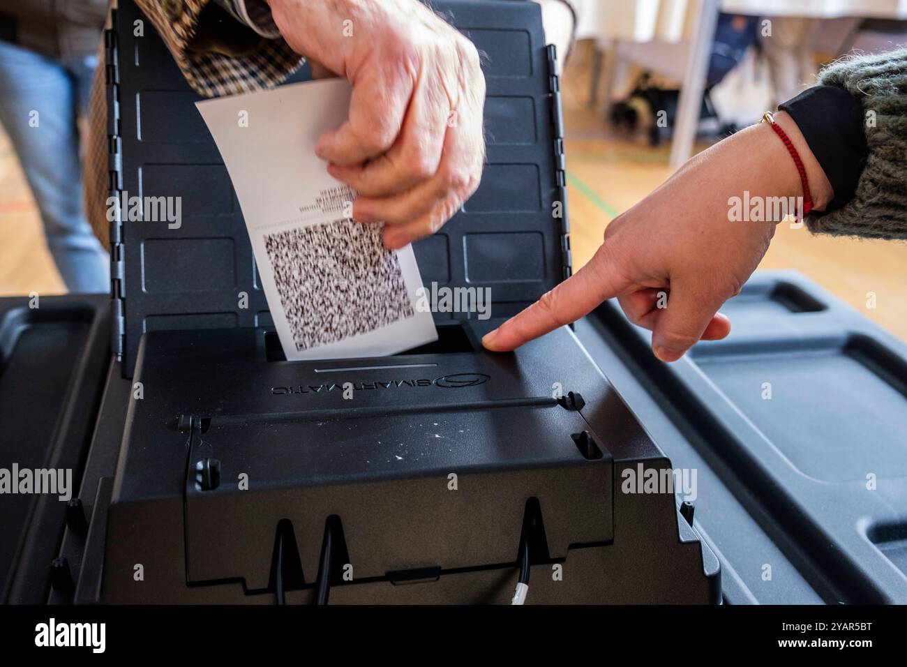 In Belgium, the voters are called to elect councellors and  mayor in their cities, and to elect the provincial deputies. | En Belgique, les électeurs Stock Photo