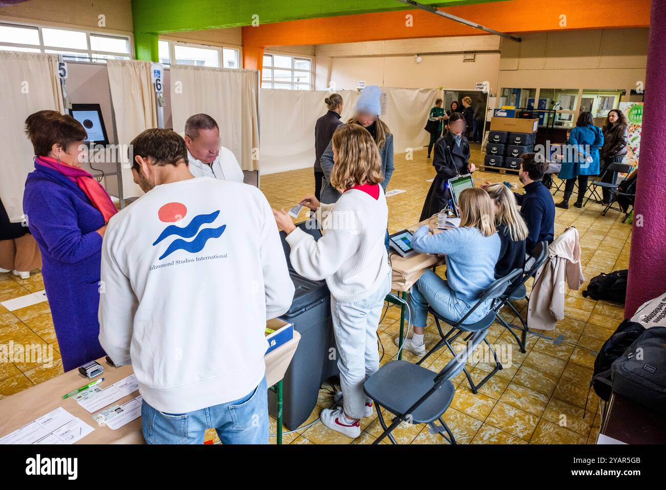 In Belgium, the voters are called to elect councellors and  mayor in their cities, and to elect the provincial deputies. | En Belgique, les électeurs Stock Photo