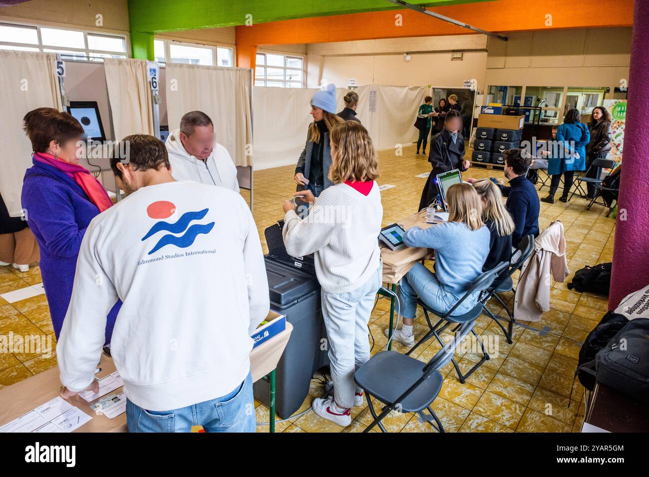 In Belgium, the voters are called to elect councellors and  mayor in their cities, and to elect the provincial deputies. | En Belgique, les électeurs Stock Photo